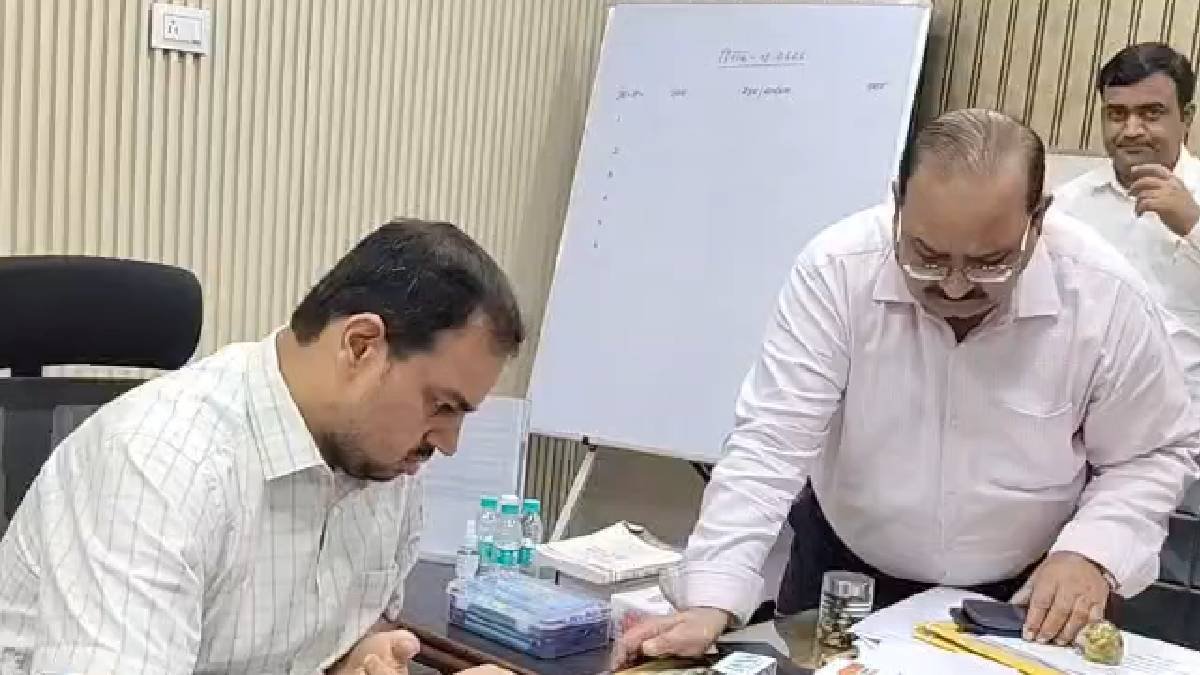 गाजीपुर में बारिश के बीच बिजली हादसों को लेकर अलर्ट, डीएम अनुपम शुक्ला ने जारी की एडवाइजरी